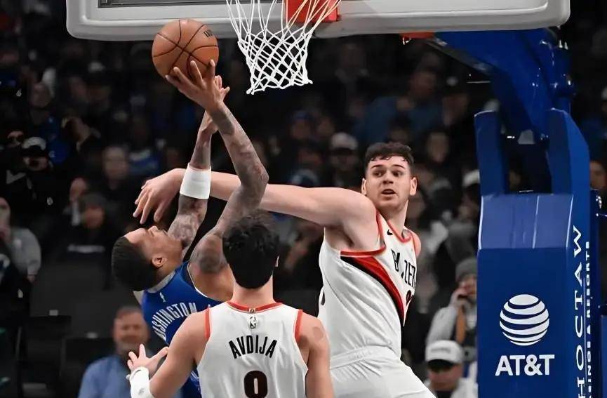 关于阿扎伦卡连续十二场比赛得分超过比分优势明显，独行侠挑战极限！的信息